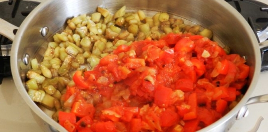 Капоната (баклажаны с помидорами, перцем и оливками)