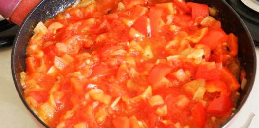 Капоната (баклажаны с помидорами, перцем и оливками)
