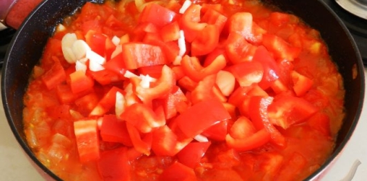 Капоната (баклажаны с помидорами, перцем и оливками)