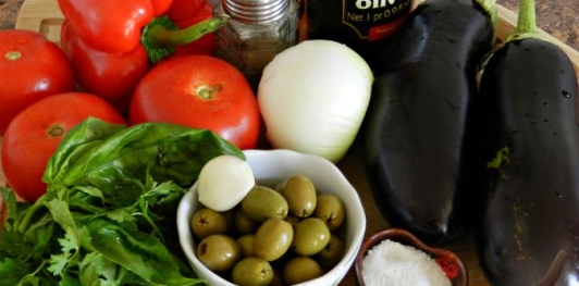 Капоната (баклажаны с помидорами, перцем и оливками)