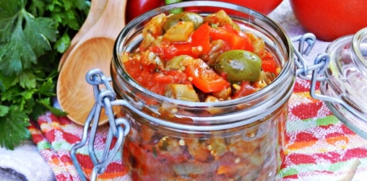 Капоната (баклажаны с помидорами, перцем и оливками)
