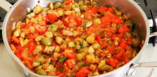 Капоната (баклажаны с помидорами, перцем и оливками)