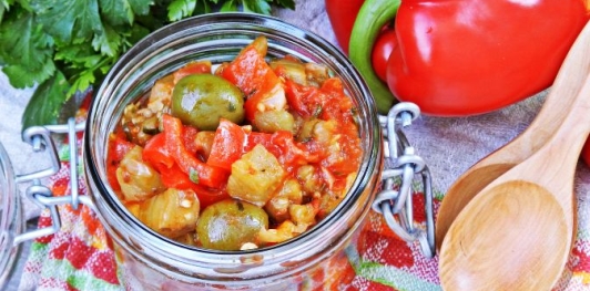 Капоната (баклажаны с помидорами, перцем и оливками)