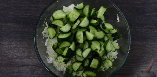 Капустный салат с огурцами и зелёным горошком