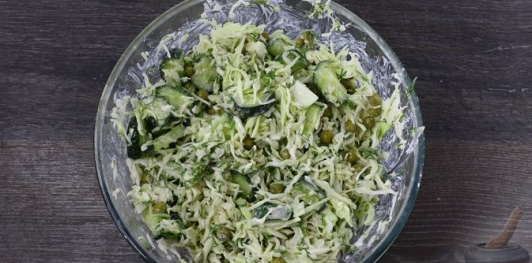 Капустный салат с огурцами и зелёным горошком