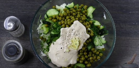Капустный салат с огурцами и зелёным горошком