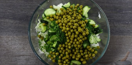 Капустный салат с огурцами и зелёным горошком