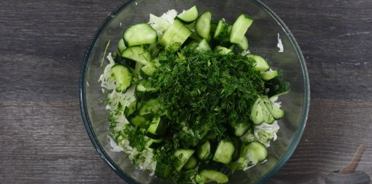 Капустный салат с огурцами и зелёным горошком