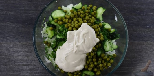 Капустный салат с огурцами и зелёным горошком