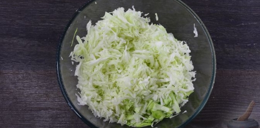 Капустный салат с огурцами и зелёным горошком