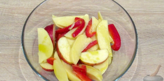 Картофель, запеченный с перцем, яблоками и оливками