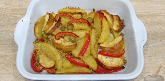 Картофель, запеченный с перцем, яблоками и оливками