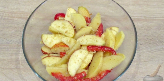 Картофель, запеченный с перцем, яблоками и оливками