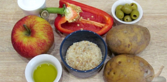 Картофель, запеченный с перцем, яблоками и оливками