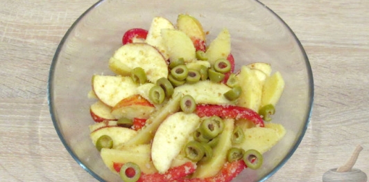 Картофель, запеченный с перцем, яблоками и оливками