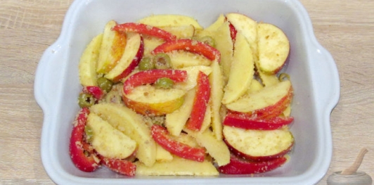 Картофель, запеченный с перцем, яблоками и оливками