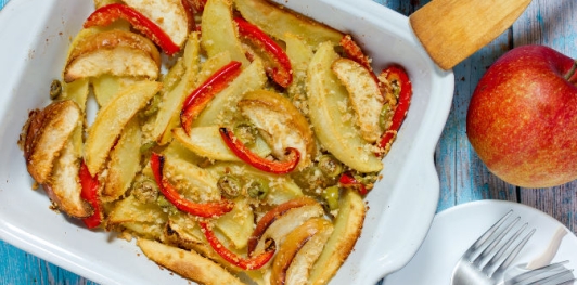 Картофель, запеченный с перцем, яблоками и оливками