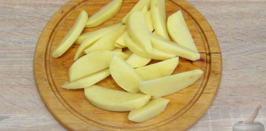 Картофель, запеченный с перцем, яблоками и оливками