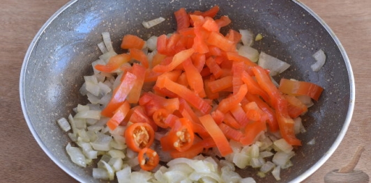 Картофель, запеченный с помидорами, луком и перцем