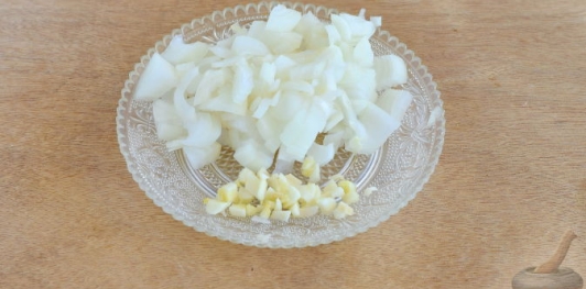 Картофель, запеченный с помидорами, луком и перцем
