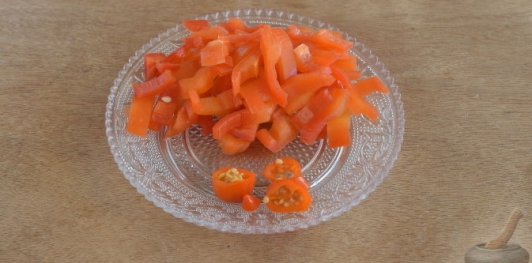 Картофель, запеченный с помидорами, луком и перцем