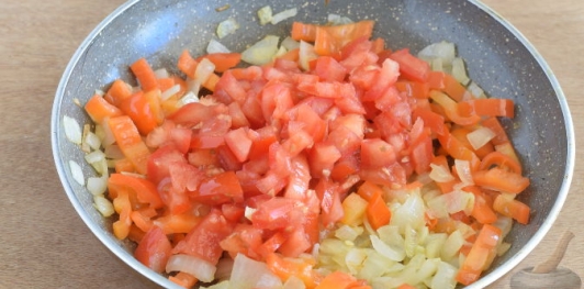 Картофель, запеченный с помидорами, луком и перцем