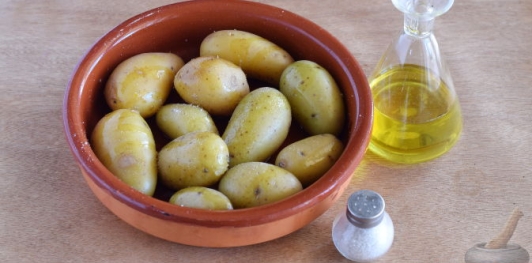 Картофель, запеченный с помидорами, луком и перцем