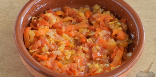 Картофель, запеченный с помидорами, луком и перцем