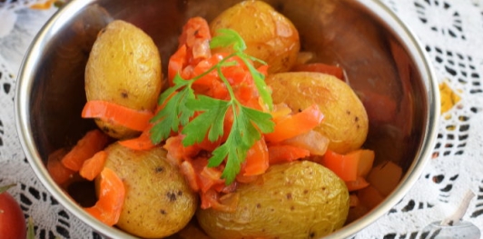 Картофель, запеченный с помидорами, луком и перцем
