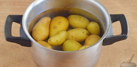 Картофель, запеченный с помидорами, луком и перцем