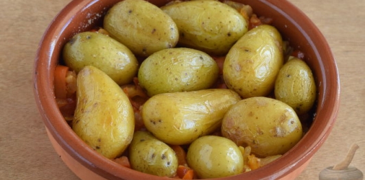 Картофель, запеченный с помидорами, луком и перцем