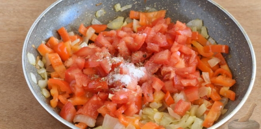 Картофель, запеченный с помидорами, луком и перцем