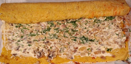 Картофельный рулет с грибами и сыром