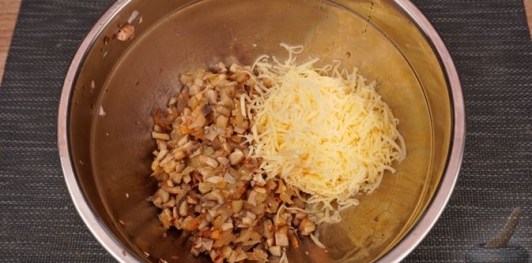 Картофельный рулет с грибами и сыром