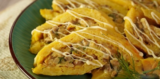 Картофельный рулет с грибами и сыром