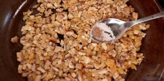 Картофельный рулет с грибами и сыром