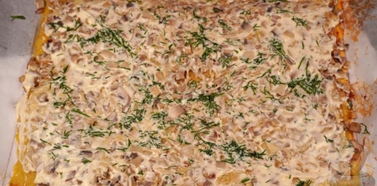 Картофельный рулет с грибами и сыром