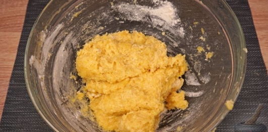 Картофельный рулет с грибами и сыром