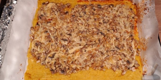 Картофельный рулет с грибами и сыром
