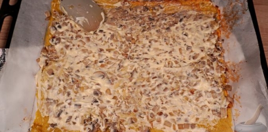 Картофельный рулет с грибами и сыром