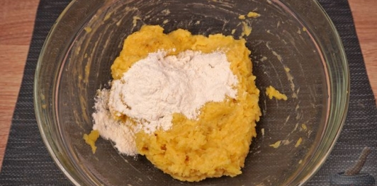 Картофельный рулет с грибами и сыром