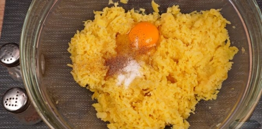 Картофельный рулет с грибами и сыром