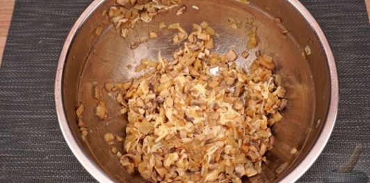 Картофельный рулет с грибами и сыром