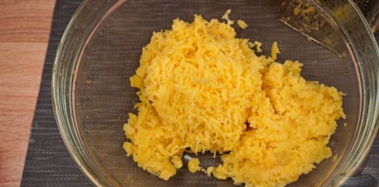 Картофельный рулет с грибами и сыром