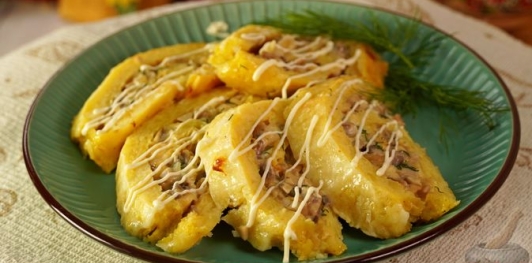 Картофельный рулет с грибами и сыром
