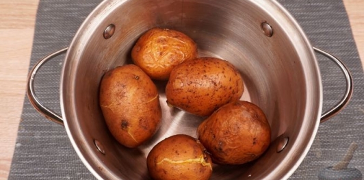 Картофельный рулет с грибами и сыром