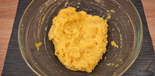 Картофельный рулет с грибами и сыром
