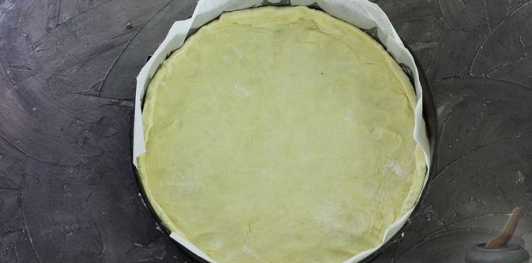 Киш с цукини и луком в сметанно-сырной заливке