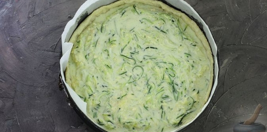 Киш с цукини и луком в сметанно-сырной заливке
