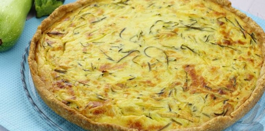 Киш с цукини и луком в сметанно-сырной заливке